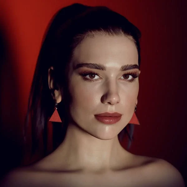 这位艺术家用 ZBrush 打造的超写实 Dua Lipa 3D 肖像