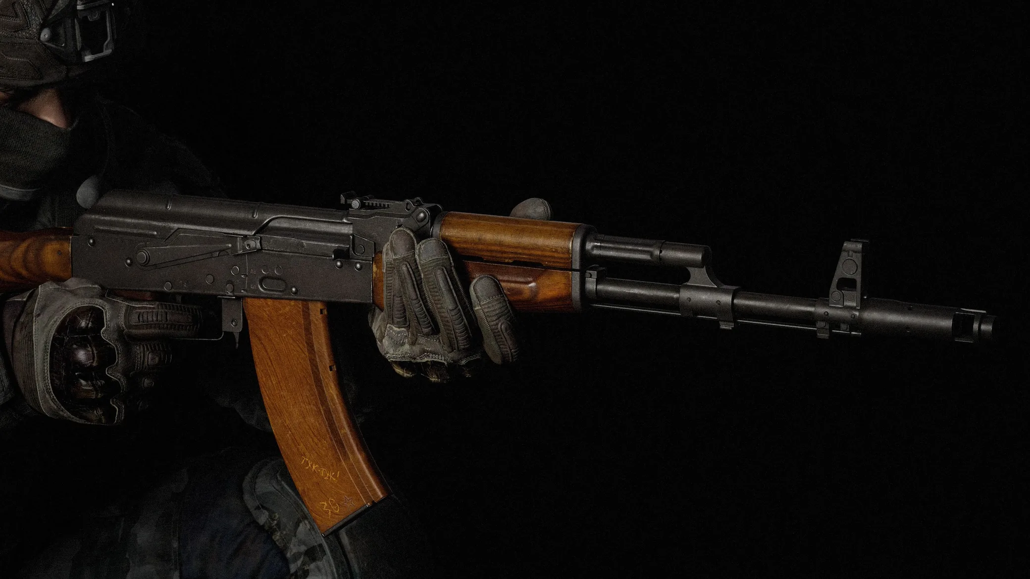 AK-74 最终渲染 士兵手持 AK-74 步枪的最终渲染特写